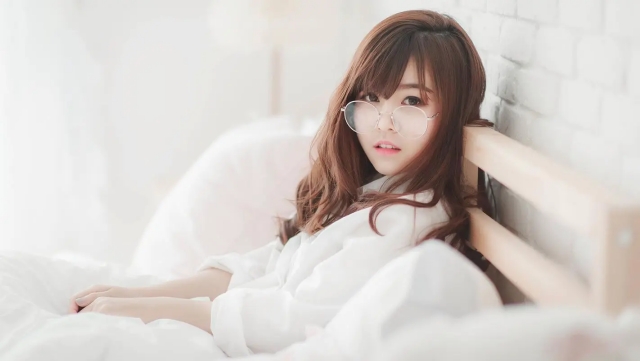 K1体育公司：女性室内运动健身瑜伽